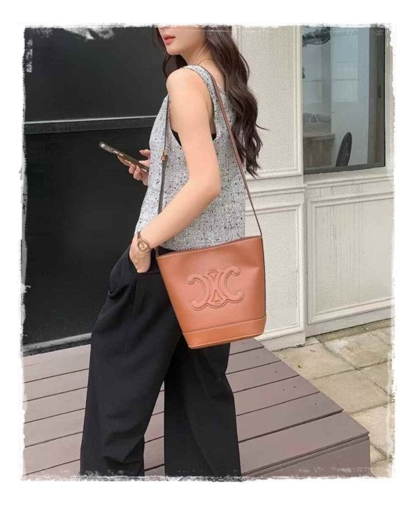 작아보이는데 다 들어간다고? 셀린느 퀴르 버킷백 두 가지 얼굴로 홀릭하기