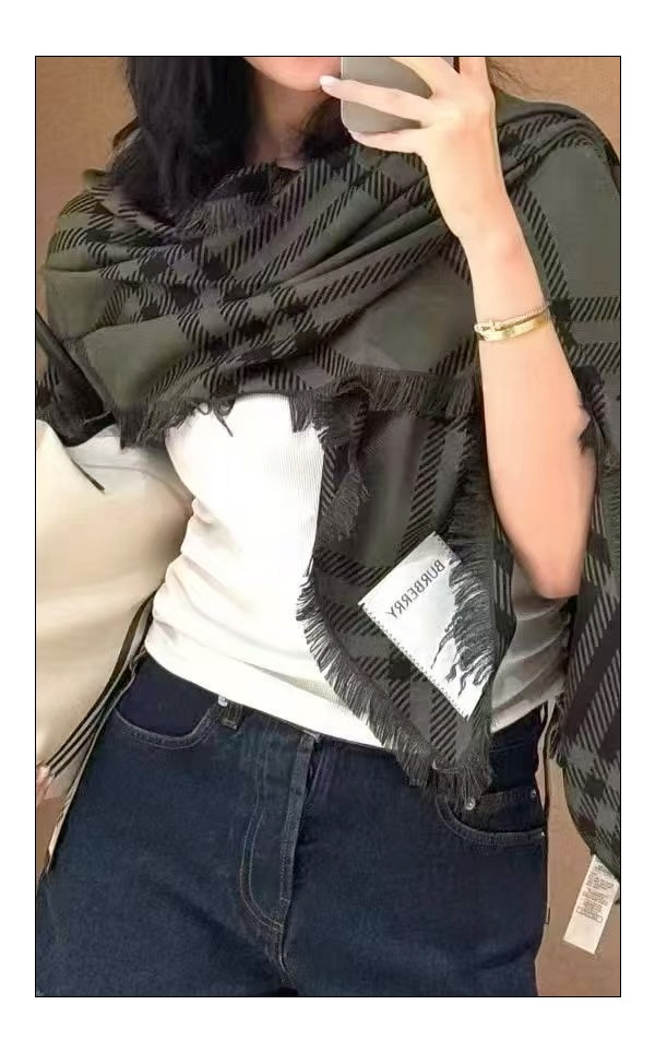 생존형&패션템으로 꼭 필요한 아이템; 버버리 목도리 하나면 센스 있.어 보여요.