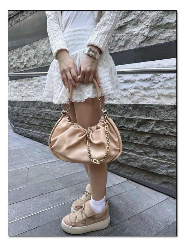 부츠와 운동화의 중간쯤~! 로저비비에 스니커즈 보온 효과가 확 올라가는 item!