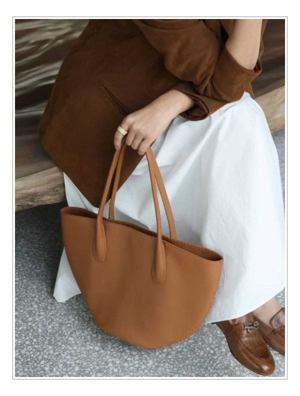 지적인 오피스룩의 정석, 더로우 토트백 알제와 함께 하는 일상 엿보기