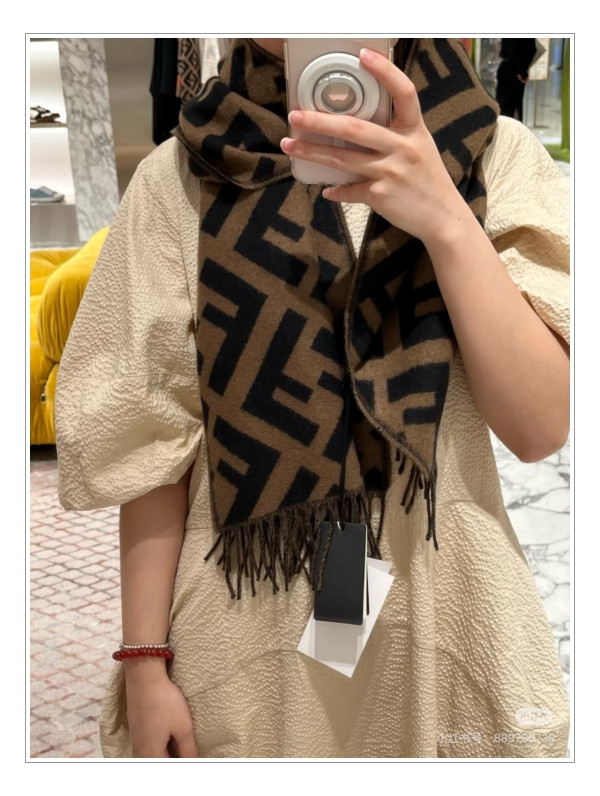 셀럽들의 잇템, 펜디 머플러 겨울 무채색 속에서 애착템이 되어가는 과정