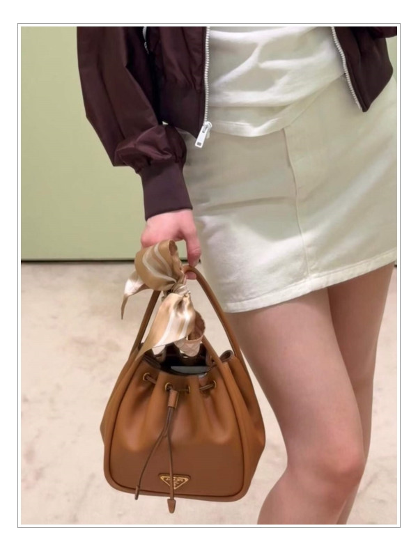 일상을 화보로 만들어주는 프라다 달링 버킷, 선이 예쁜 바로 그 bag 미리 픽해볼까