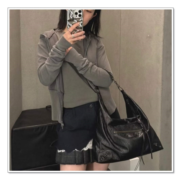 진짜 간지가 뭔지 보여주는 발렌시아가 호보백 Li City Hobo 눈길 사로잡기