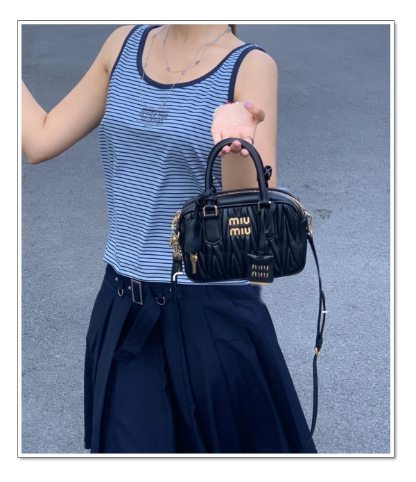 활기를 더해주는 미우미우 미니백(too pretty) 마음을 빼앗기는 요즘 대세템