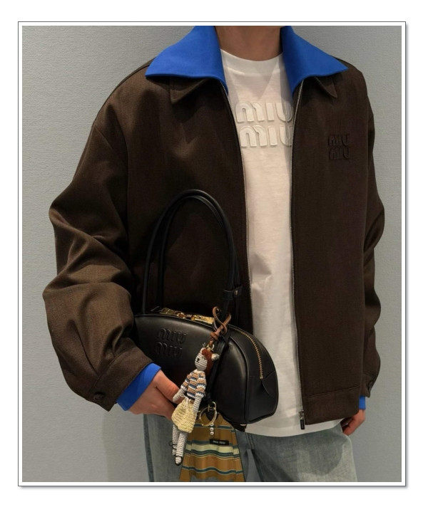 2000년대 무드를 연상시키는 레퍼런스가 어우러진 미우미우 볼링백 가죽 보 백 하울&코디