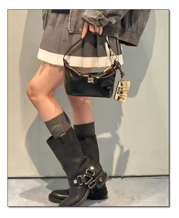 어떤 코디든 찰떡으로 어울리는 미우미우 나플락 Pouch&mini bag