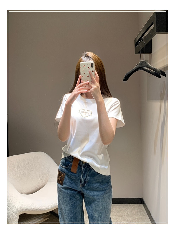 실제로 보면 오만배 더 예쁜 펜디 반팔 상콤 발랄이란 말이 딱 어울리는 T-shirt