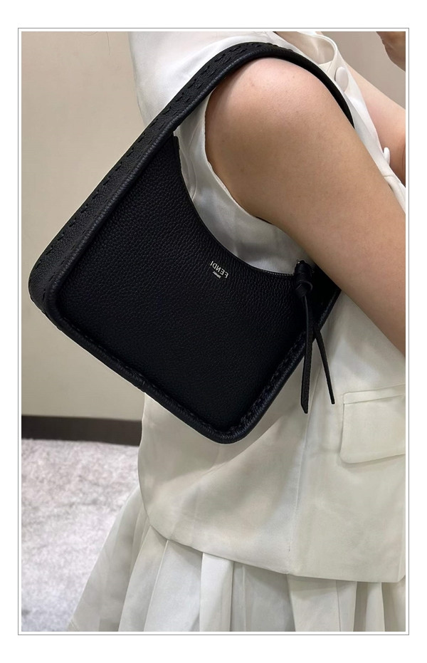 클래식의 힘을 표현한 펜디 호보백, 펜데센스 시간의 힘을 믿어보아요.