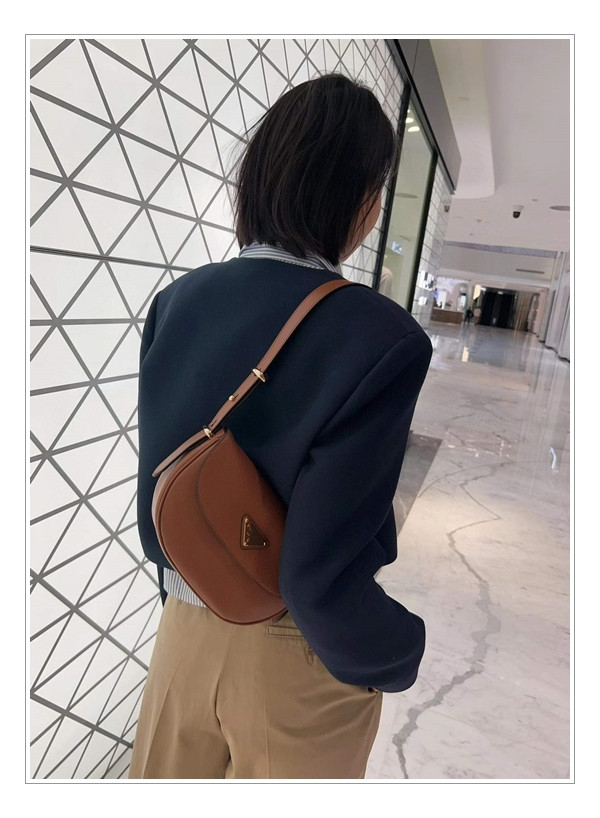 체형에 상관 없이 메는 프라다 아르케 - 키포인트를 짚어보면 생각이 달라져요.