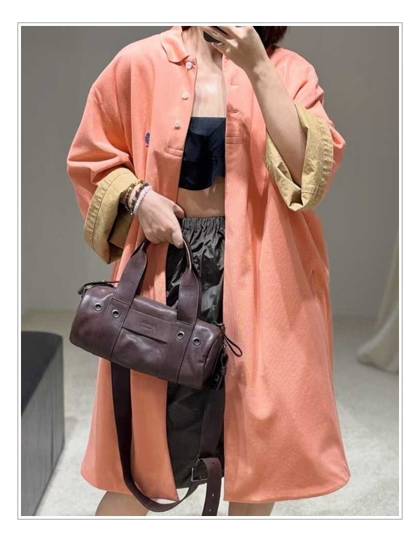 구조적 완벽함을 보여주는 볼러백 = 프라다 탑핸들백 치명적인 안정감과 무드