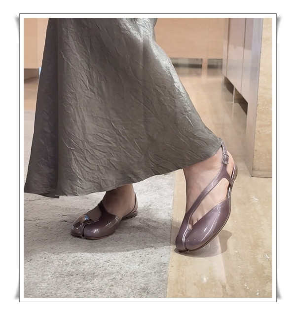 가장 완벽한 두 가지 color로 선보이는 메종 마르지엘라 샌들 평범한 거리도 런웨이로~