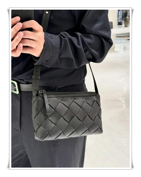 크기차이에서 오는 차이점 [보테가베네타 디아고] 성별상관없이 사랑받는 bag