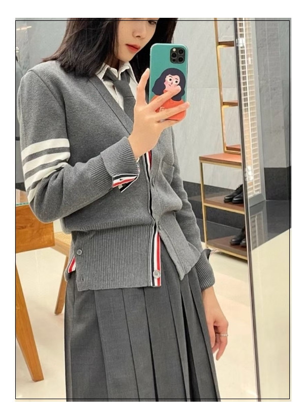 한 번 소장하면 평생 입는 톰브라운 가디건 / 스쳐 지나가도 알 수 있는 존재감