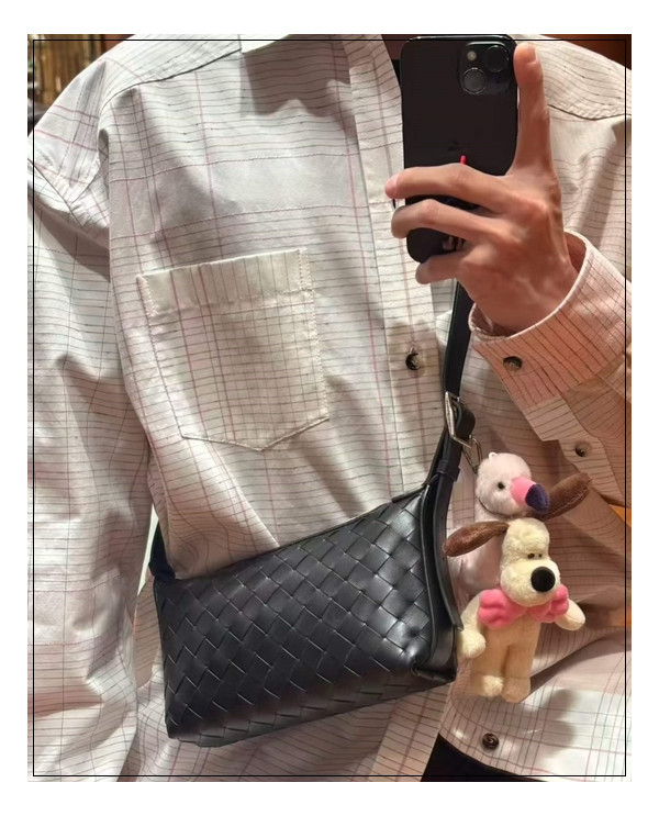 햇살 닮아 빛나는 보테가베네타 트레블러 / 누가 사용해도 호불호 없는 bag