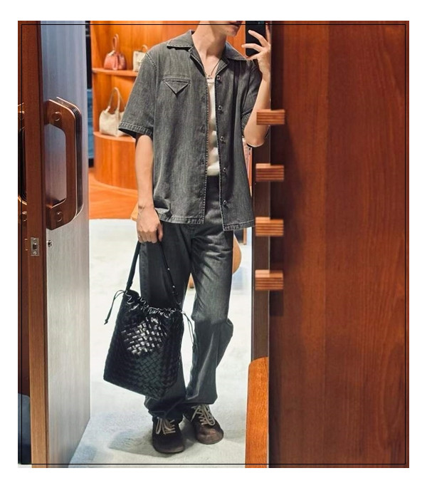 일상에 자연스럽게 스며들 수 있는 보테가베네타 버킷백 볼수록 빠져드는 비주얼