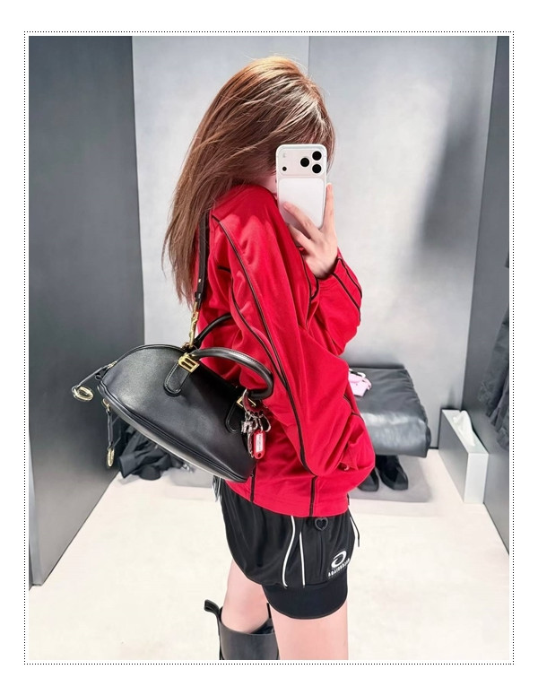 불필요한 장식 없이 빛나는 발렌시아가 볼레로 볼링백 미니 여름 26컬렉션