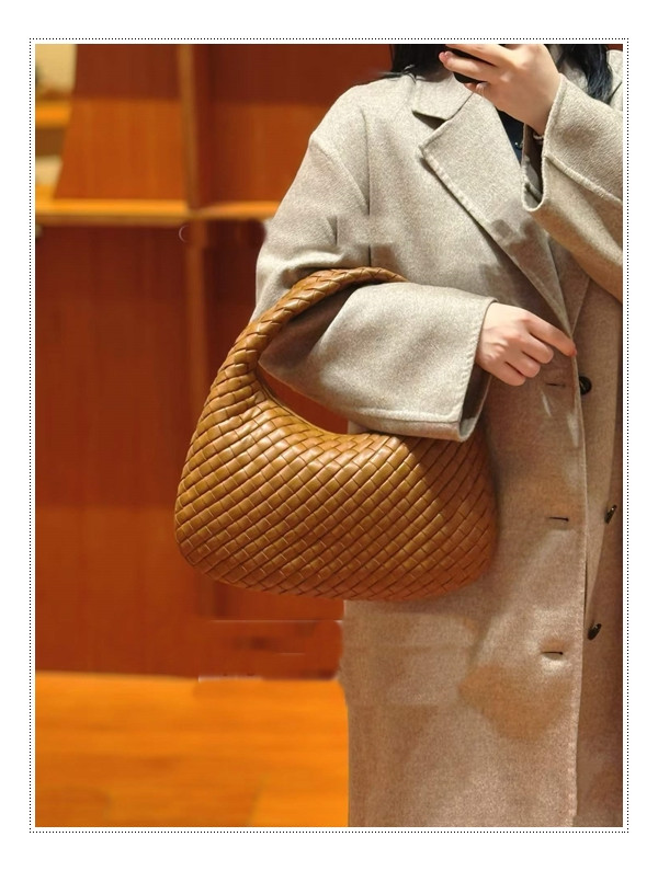 결코 그냥 지나칠 수 없는 보테가베네타 호보백 미학적 요소들을 상세하게 분석